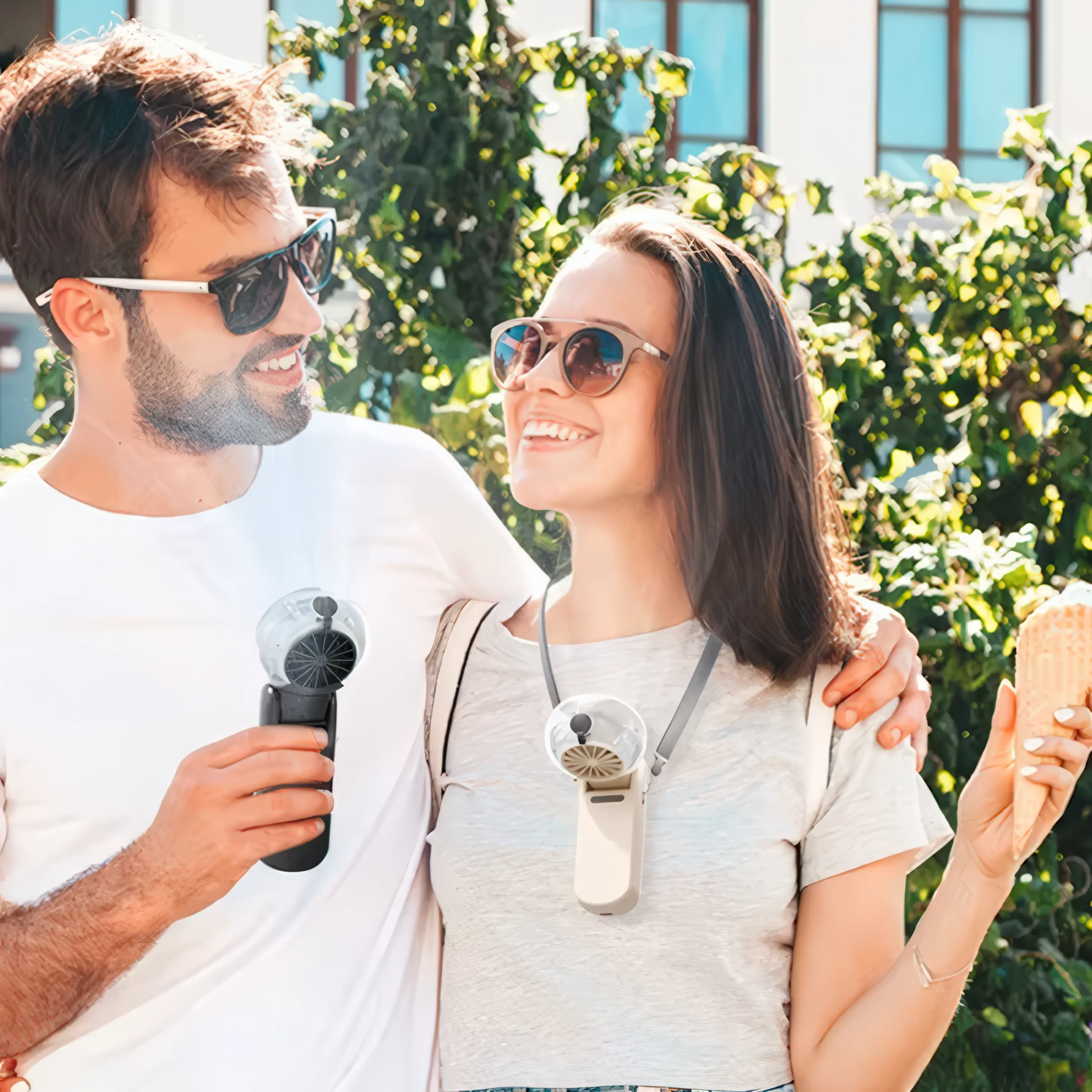 Couple se rafraîchissant avec le ventilateur portable brumisateur Inifan KW60